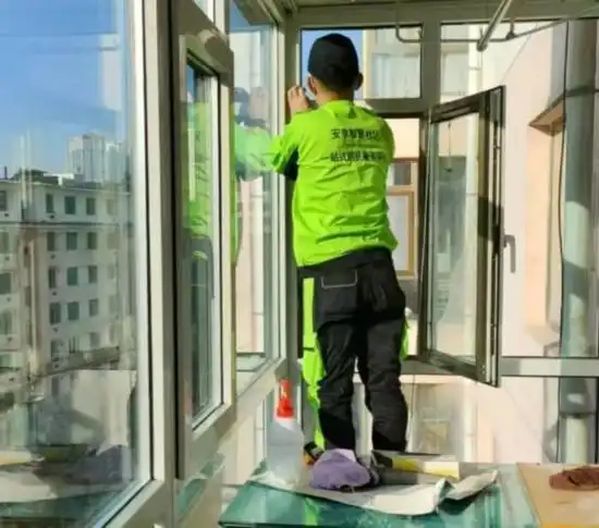 西宁生物园区工会为劳模先进发放家政服务卡