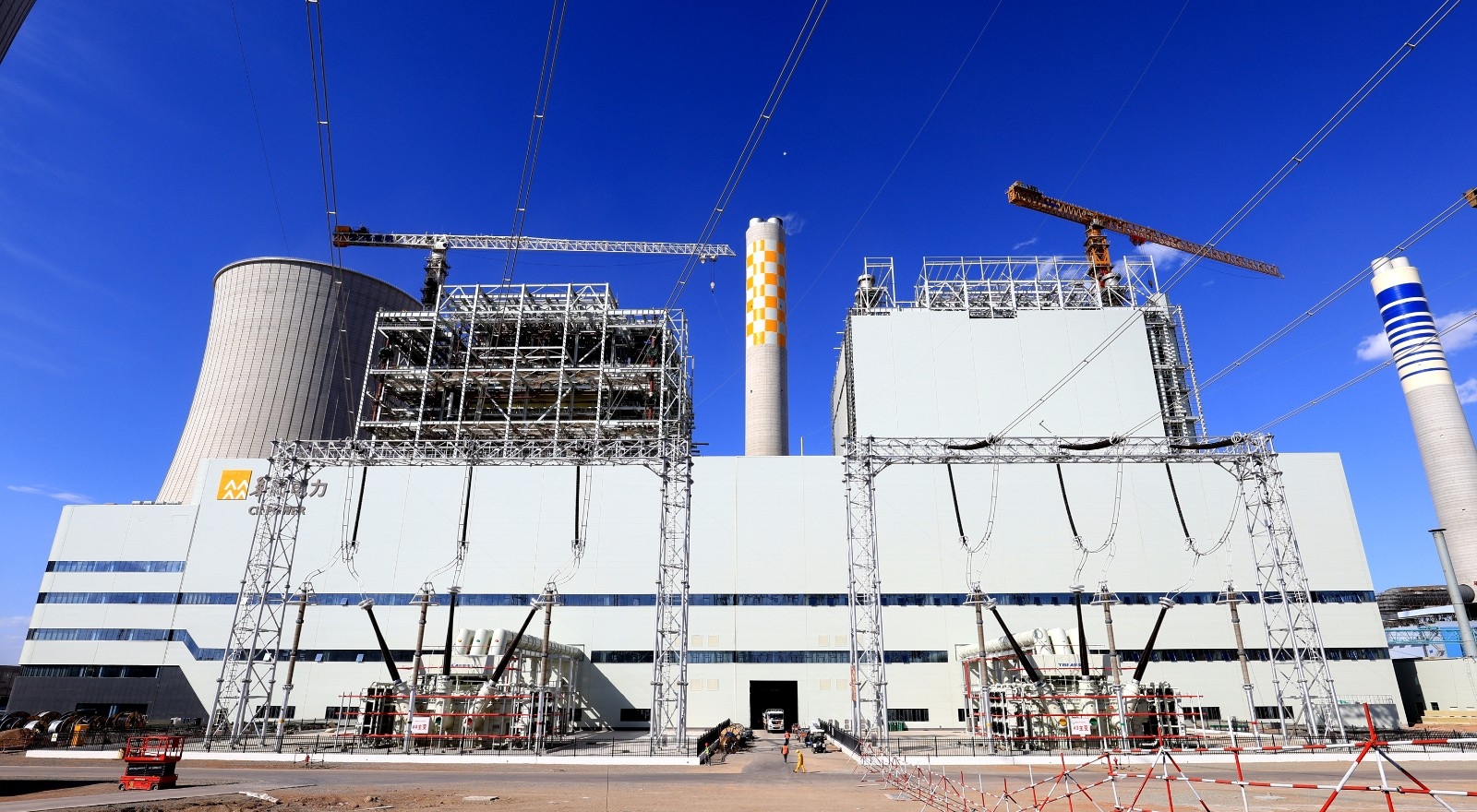 青海华电格尔木一期2×660MW煤电项目#1机组发电机定子顺利吊装就位